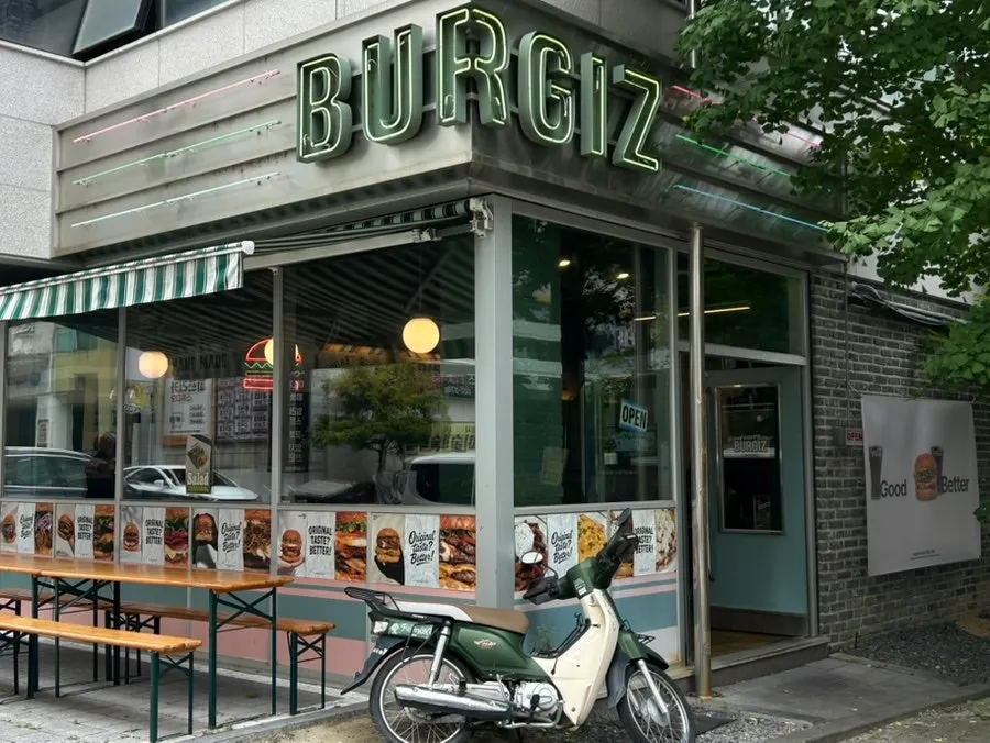 Exterior of Buggies Tangbang with its corner signage