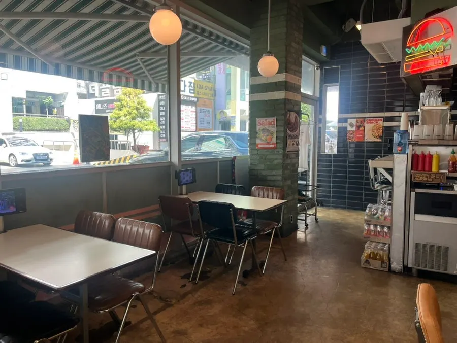 ヒップな雰囲気のバギーズ炭坊店内