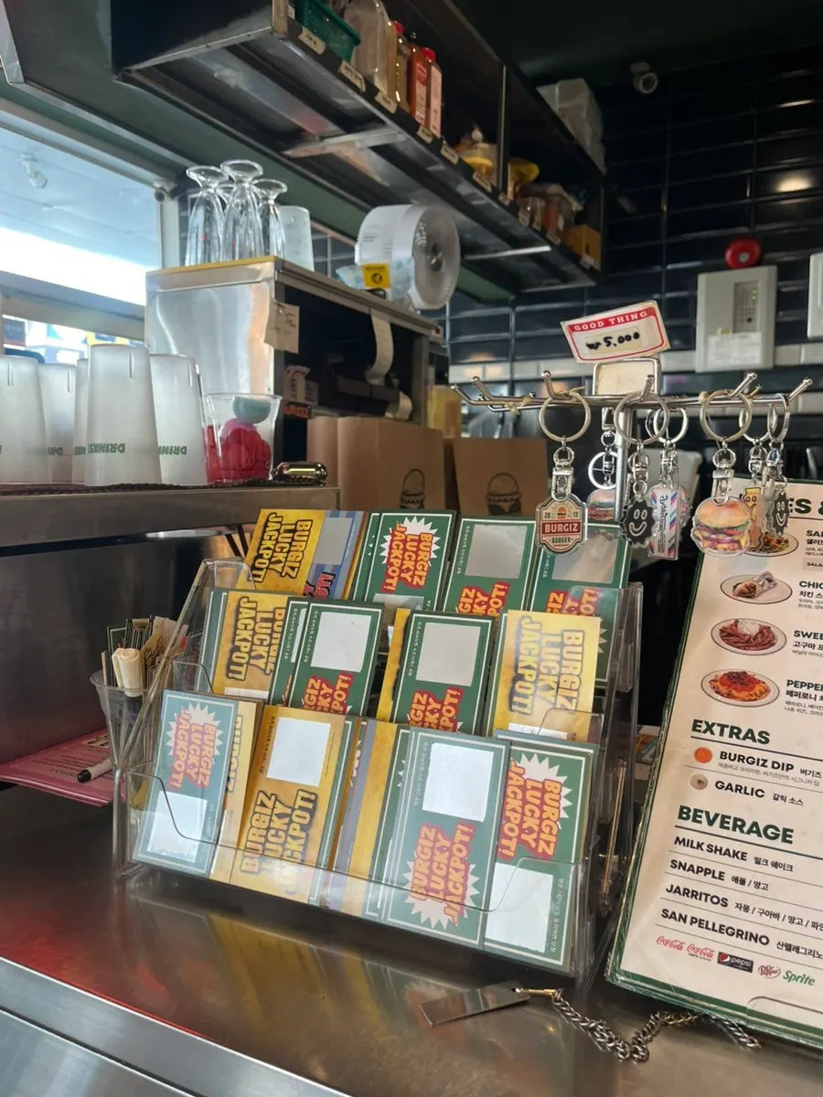 小物で飾られたバギーズ店内の一角