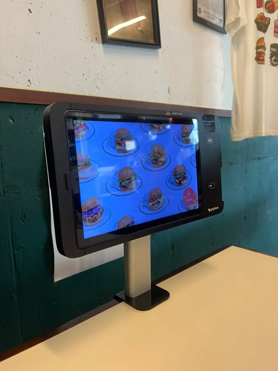 各テーブルに置かれた注文用タブレット