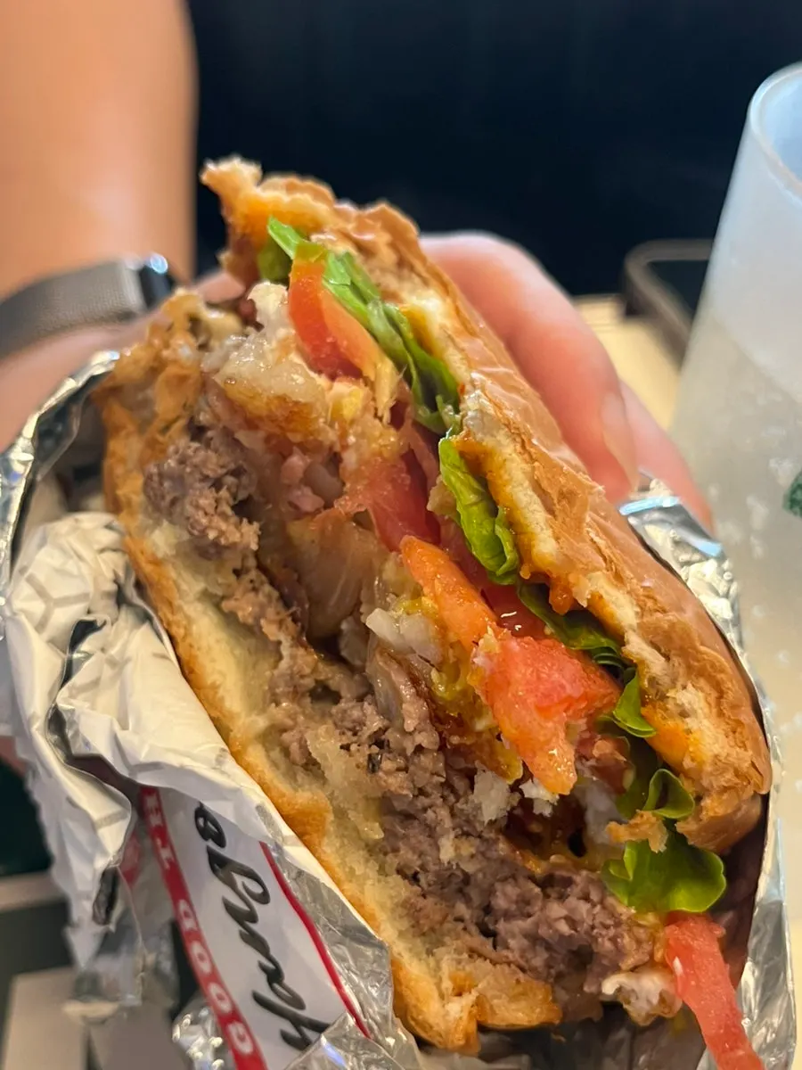 バギーズのフライドポテトとバーガーセットの盛り付け