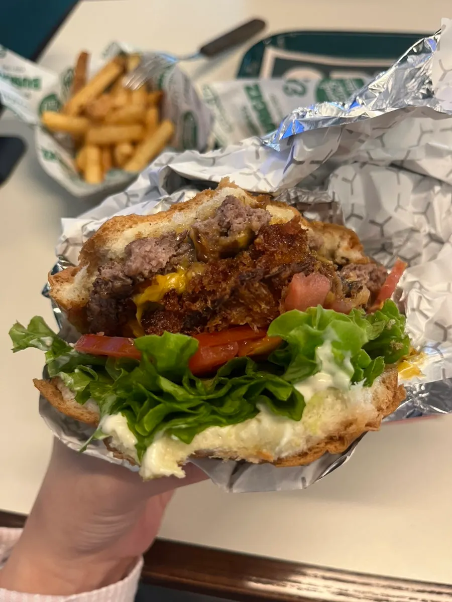 チーズとベーコンが見えるハンオーバーバーガーの断面