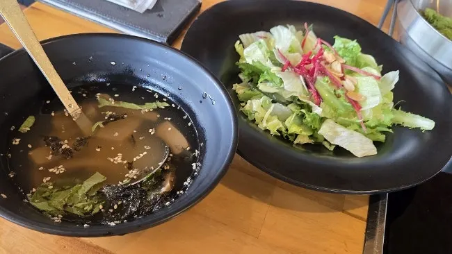 넓은 실내 테이블 배치