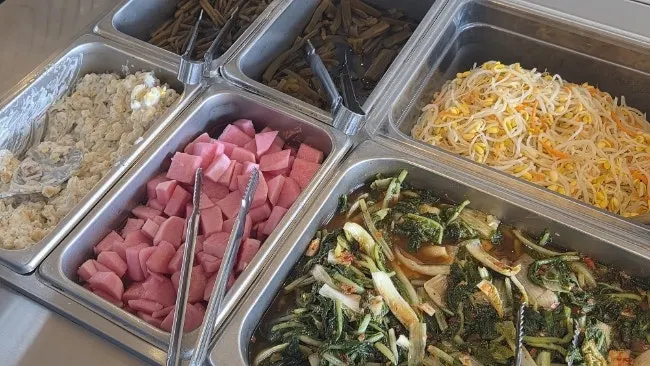 기본 찬이 차려진 테이블