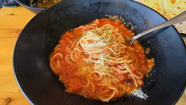 고르곤졸라 수제화덕피자와 샐러드