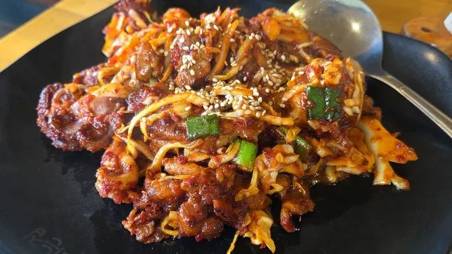 세트로 차려진 피자와 묵사발
