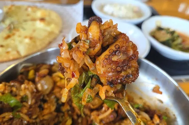 쭈꾸미와 제육을 섞은 매콤한 직화볶음 클로즈업