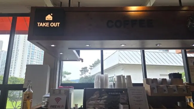 세트 메뉴가 함께 놓인 한 상