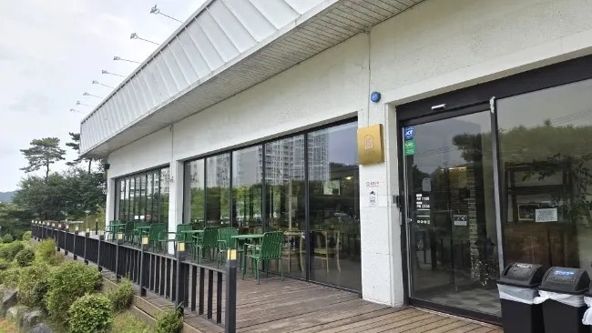 식당 옆 건물 별관 카페 공간