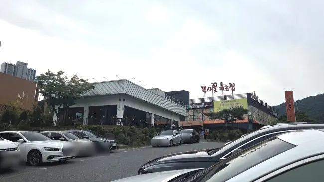 커피와 쌀과자를 놓은 별관 테이블