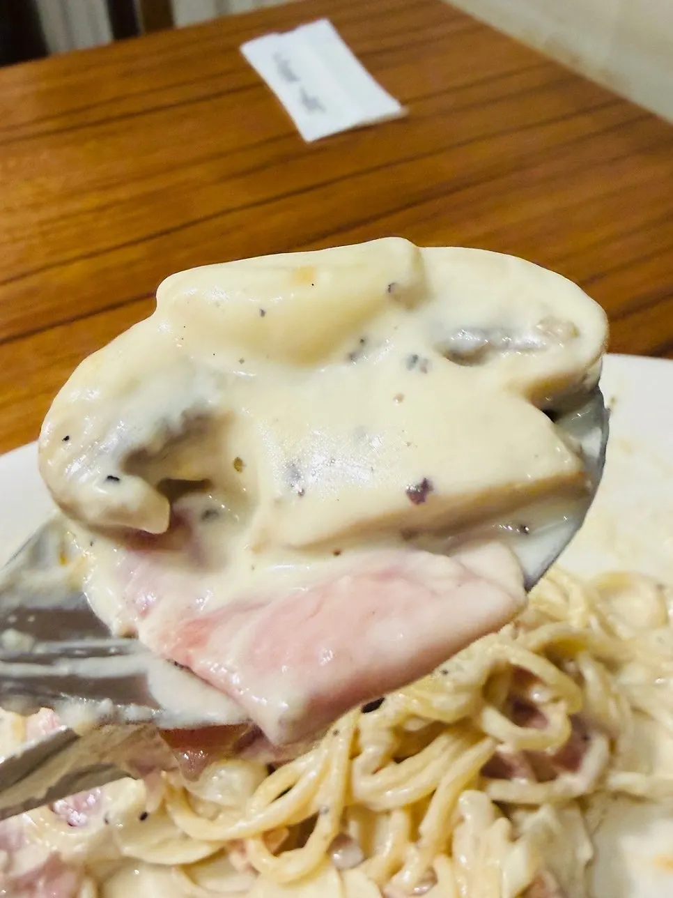 편마늘이 보이는 까르보나라 클로즈업