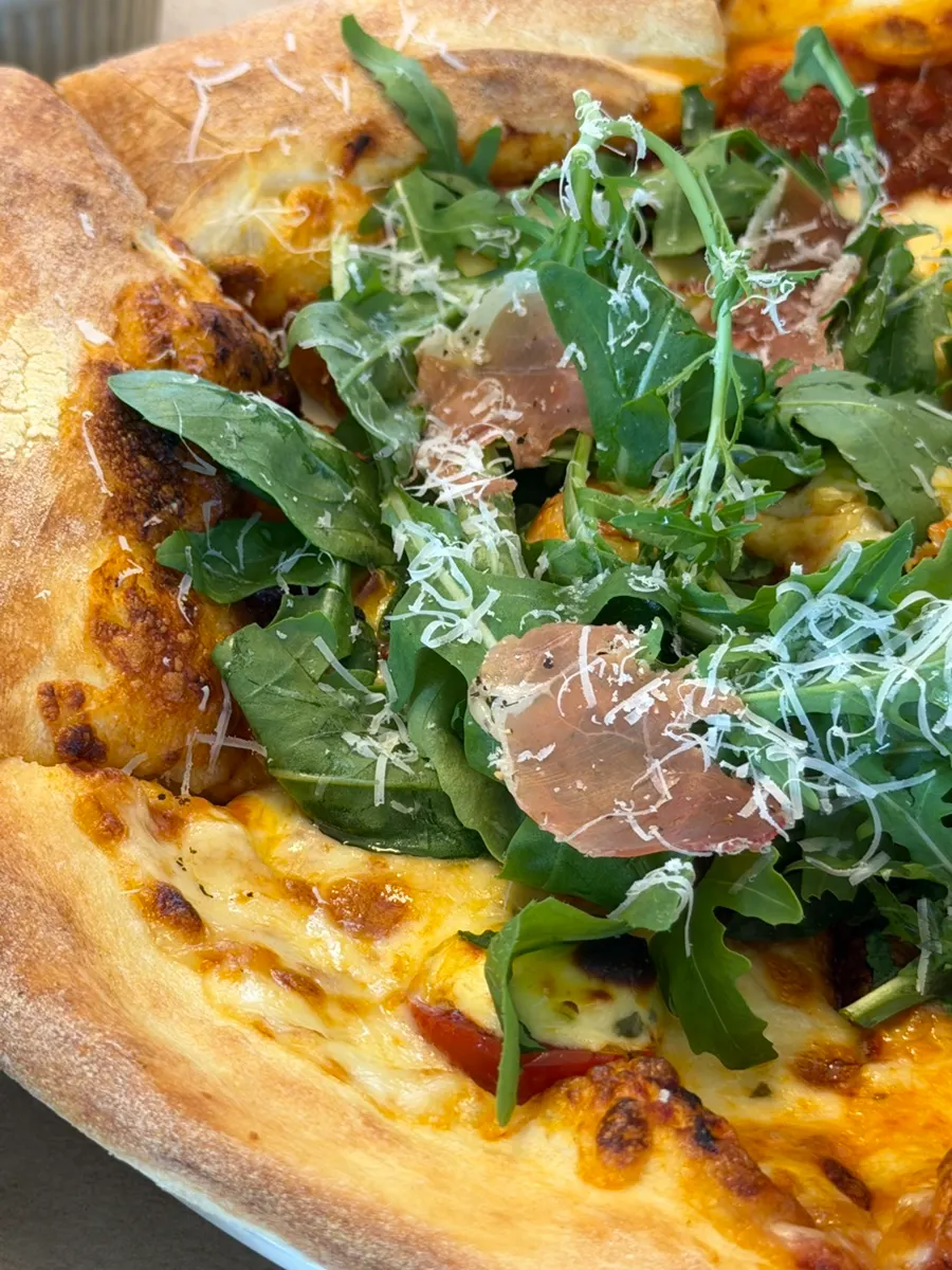Whole arugula prosciutto pizza