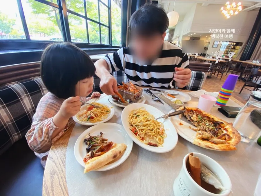 파스타와 피자가 함께 놓인 점심 테이블