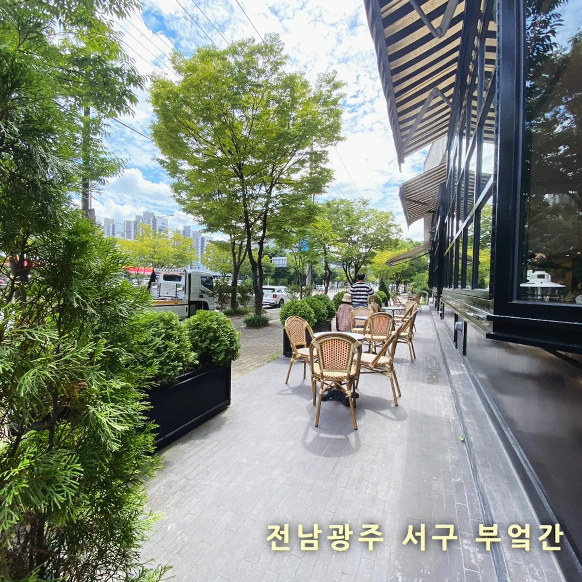 입가심으로 주문한 따뜻한 티 한 잔