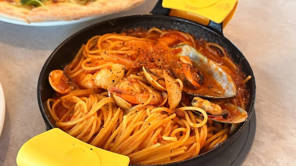 뚝배기에 담긴 해산물 토마토 파스타