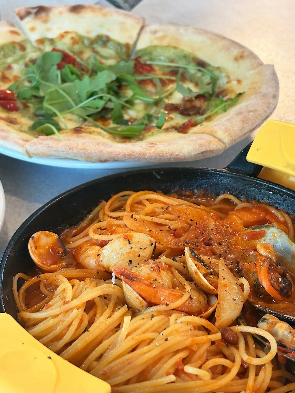 뜨끈하게 나온 해산물 토마토 파스타 클로즈업
