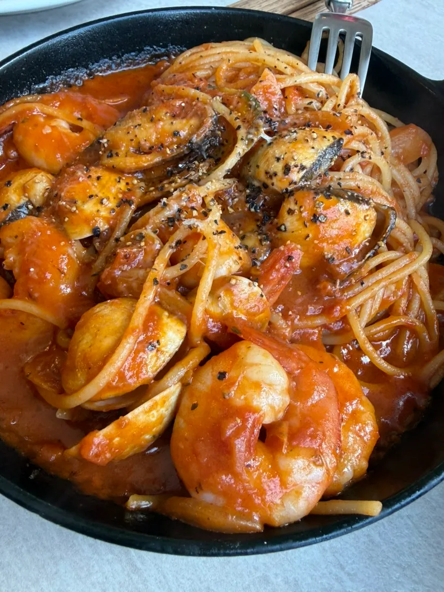 통통한 새우가 들어간 해산물 토마토파스타
