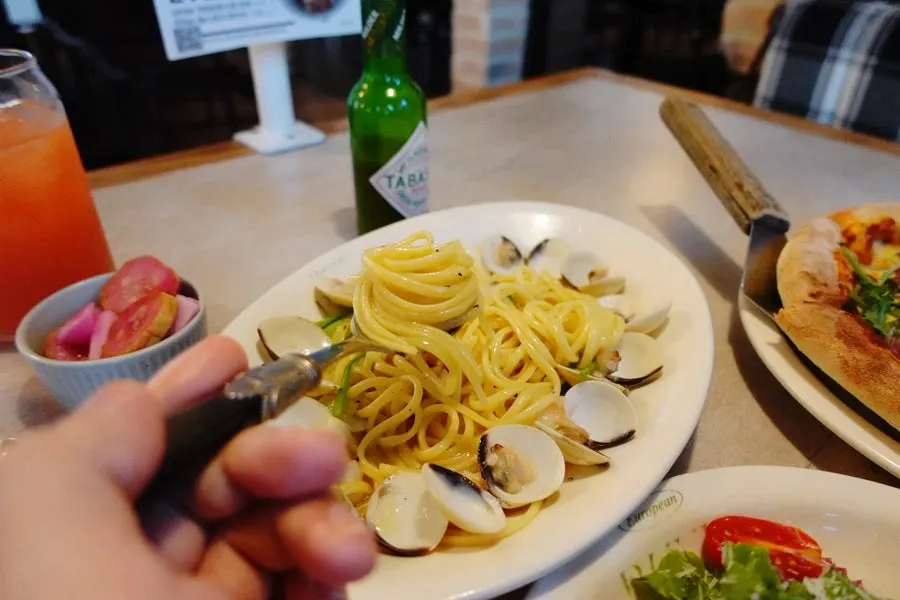 Noodles of the vongole pasta topped with clams