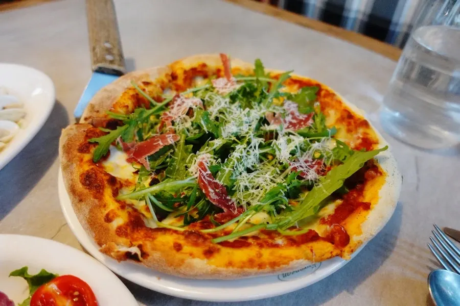 Rocket prosciutto pizza at Bueokgan Sangmu Branch