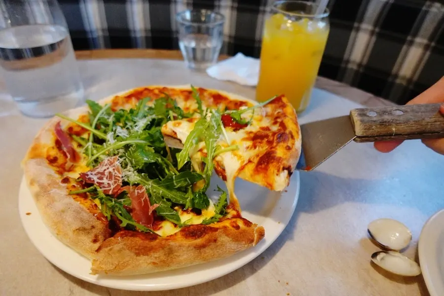 Thin, crispy crust of the rocket prosciutto pizza