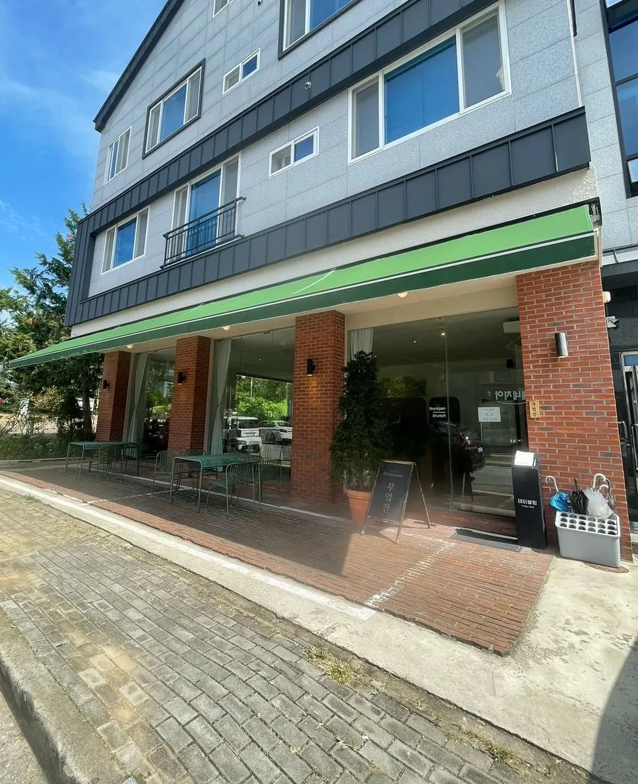 Exterior of Bueokgan Suwan Branch with green awning