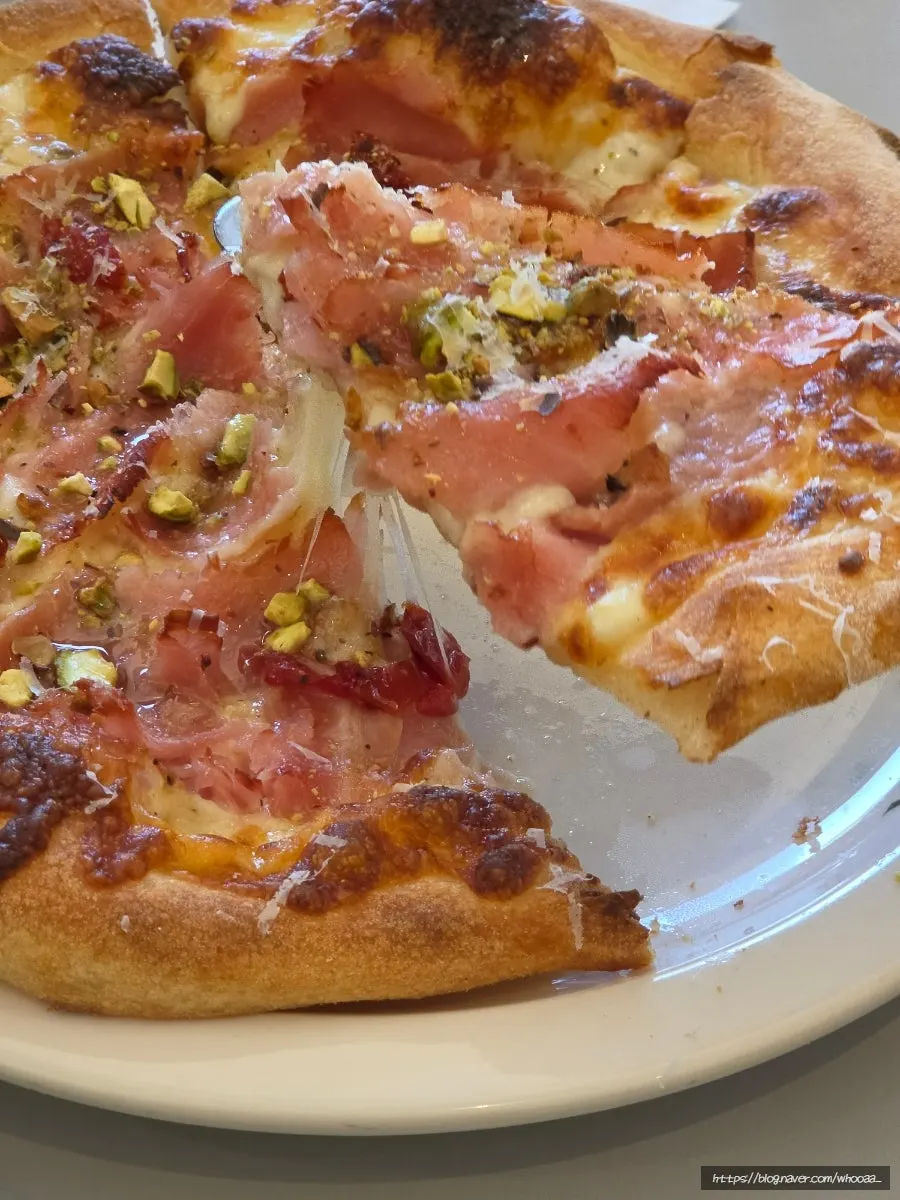 Close-up of jambon pizza toppings