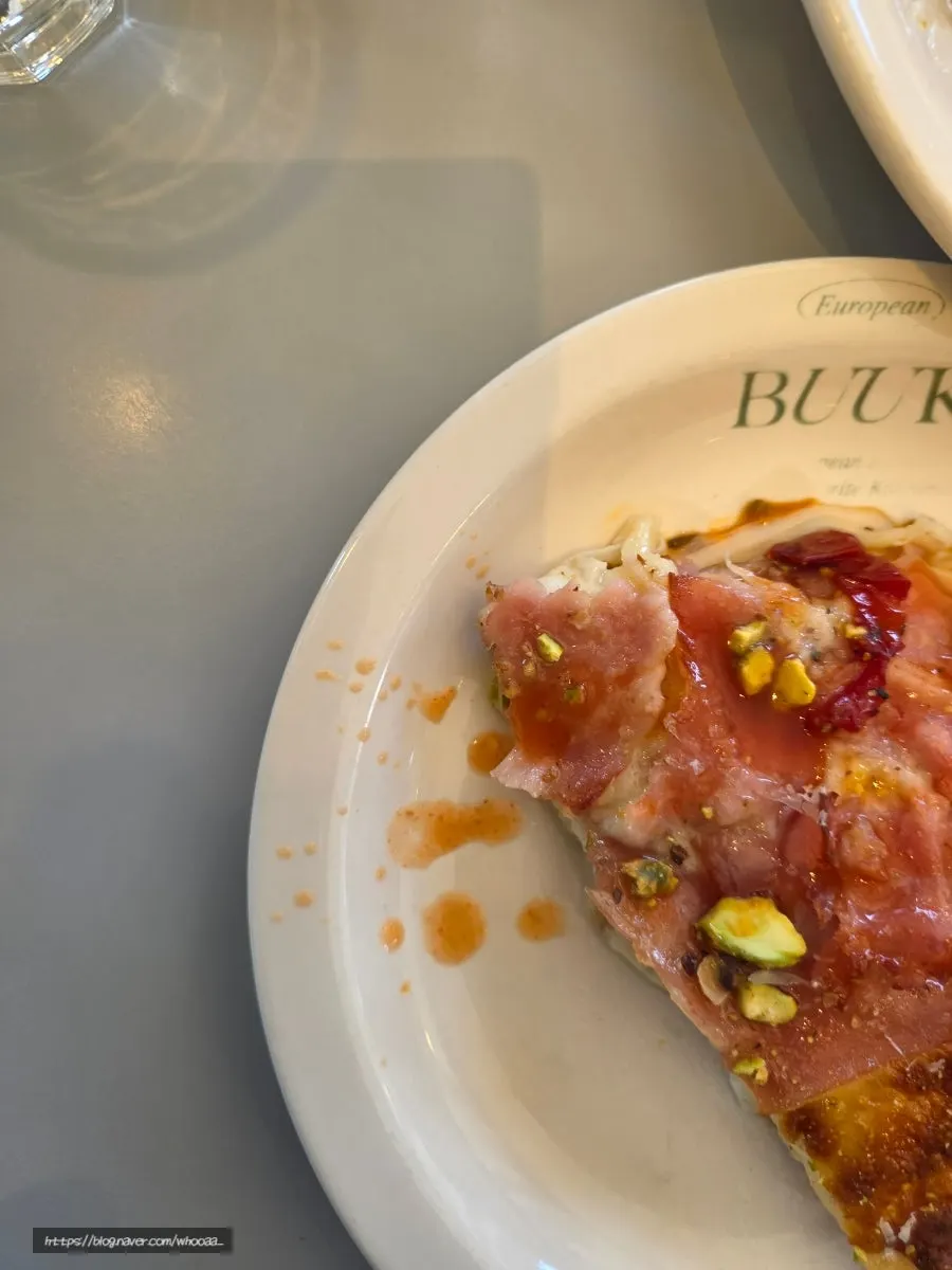 Jambon pizza showing sun-dried tomato topping