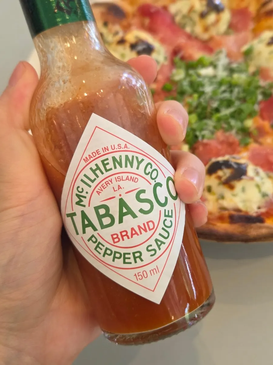 The hot sauce served alongside