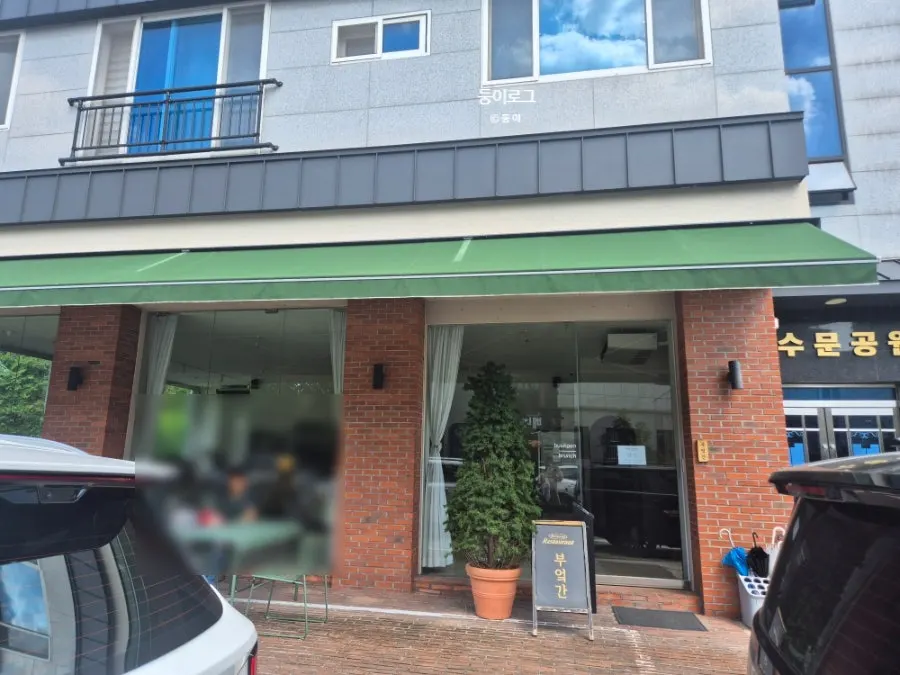 Street parking space in front of Bueokgan Suwan Branch