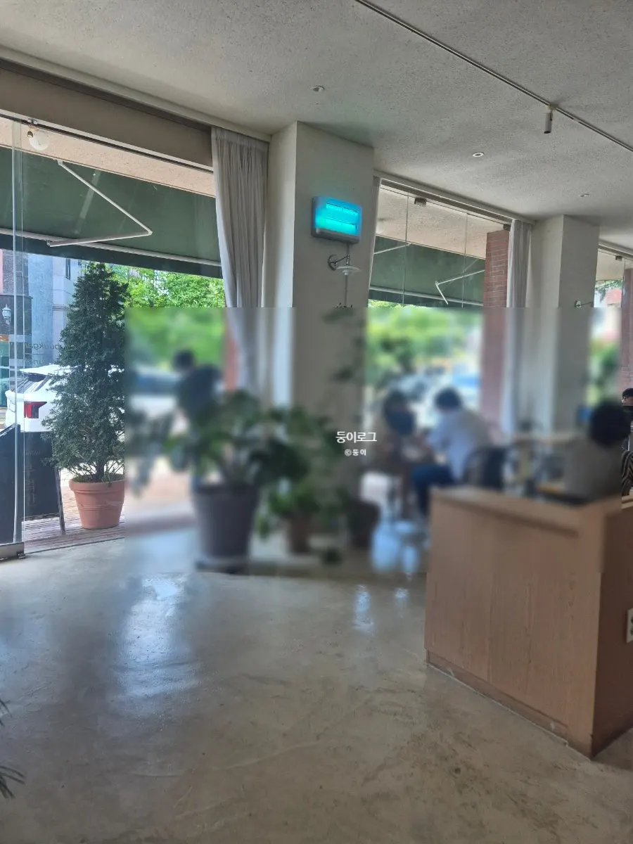 Entrance of Bueokgan Suwan Branch crowded with customers