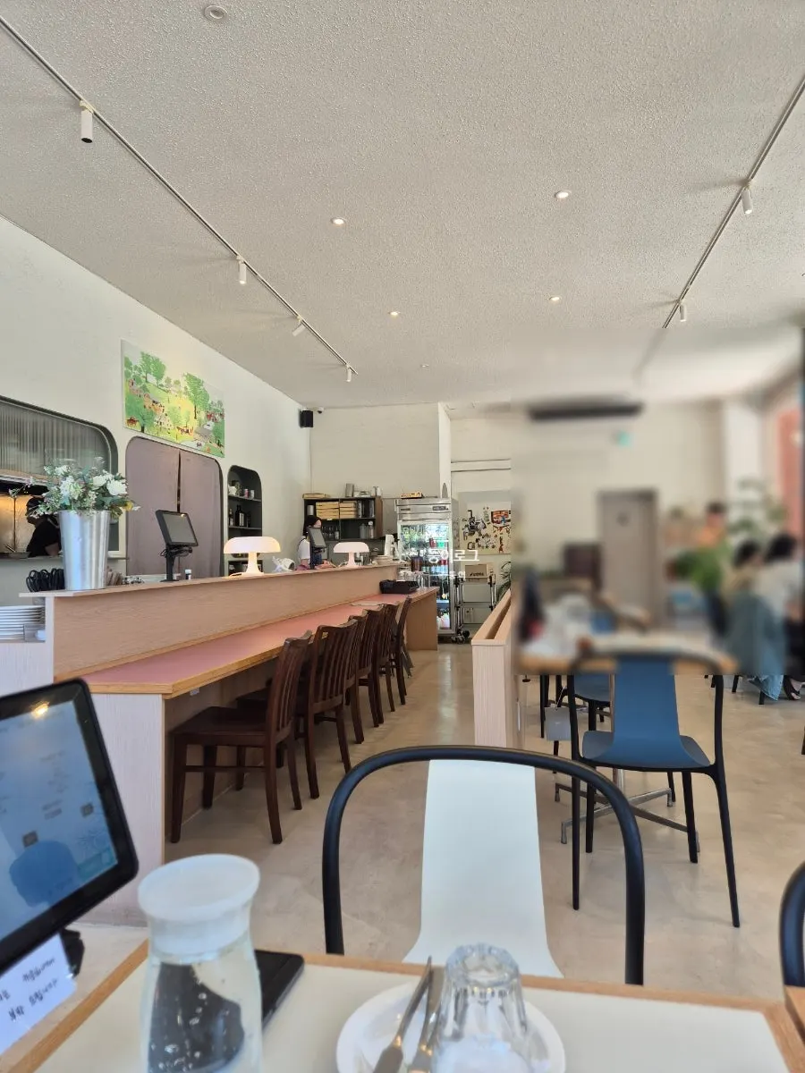 Interior seating of Bueokgan Suwan Branch with a European restaurant feel