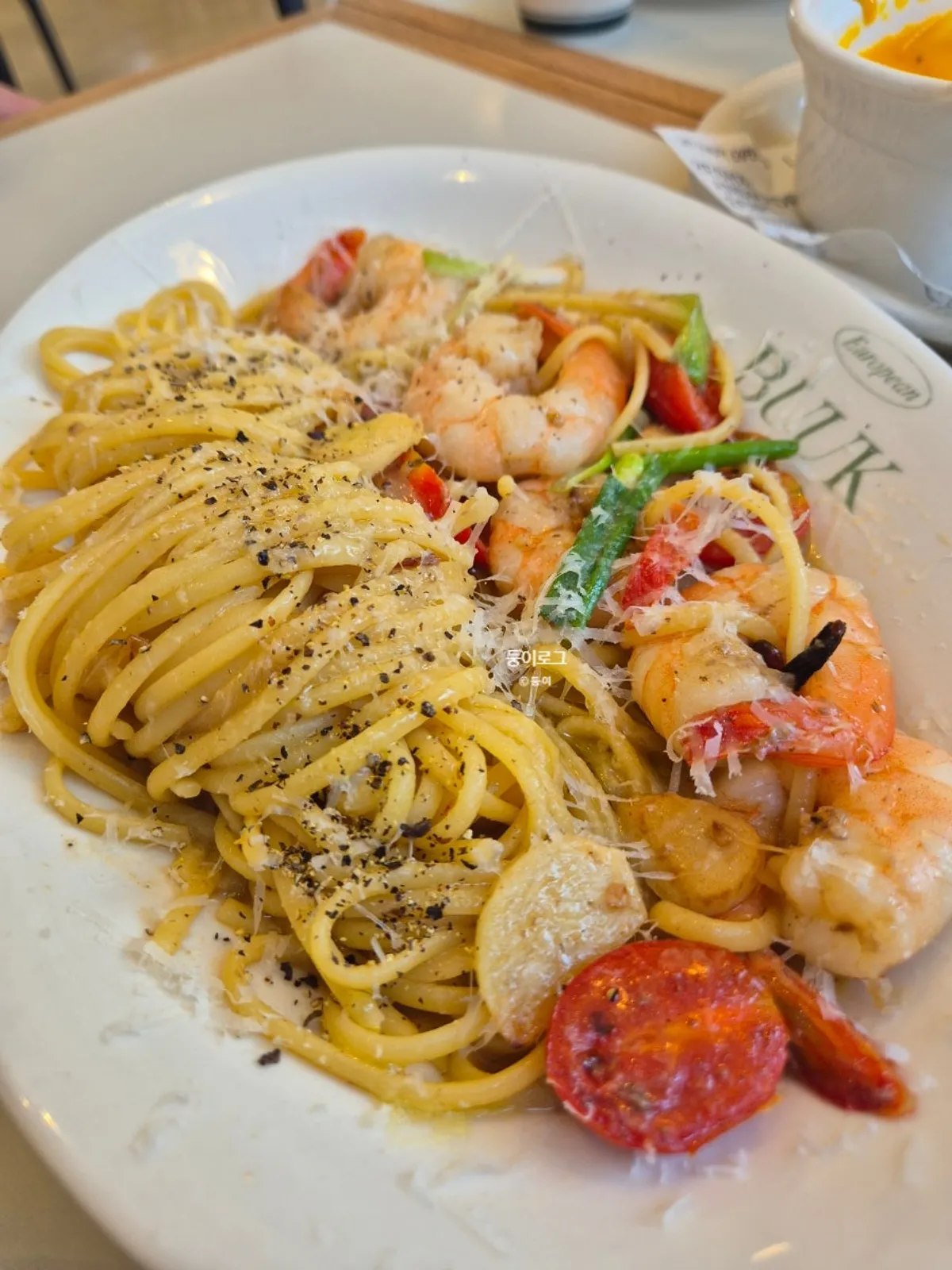 A plate of shrimp anchovy oil pasta at Bueokgan Suwan Branch