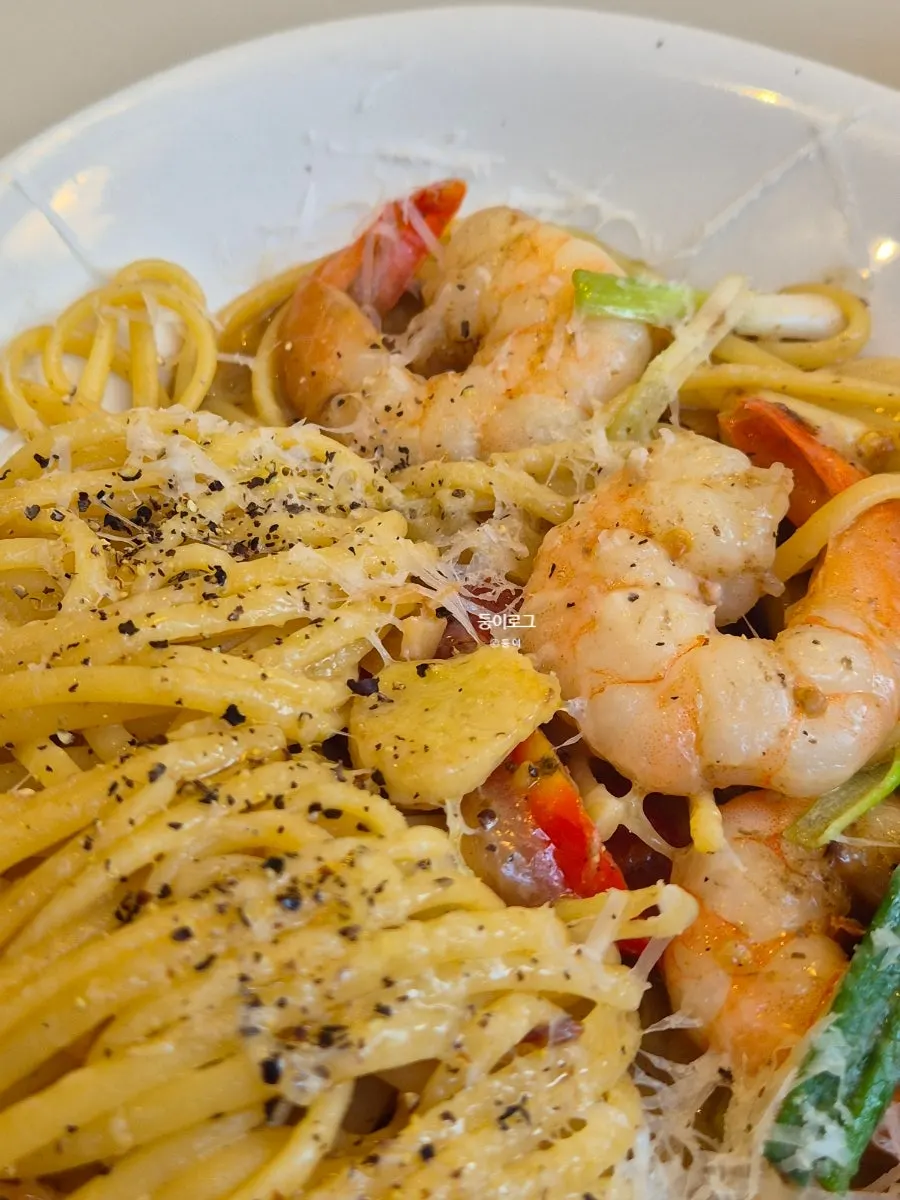Taking a portion from the oil pasta