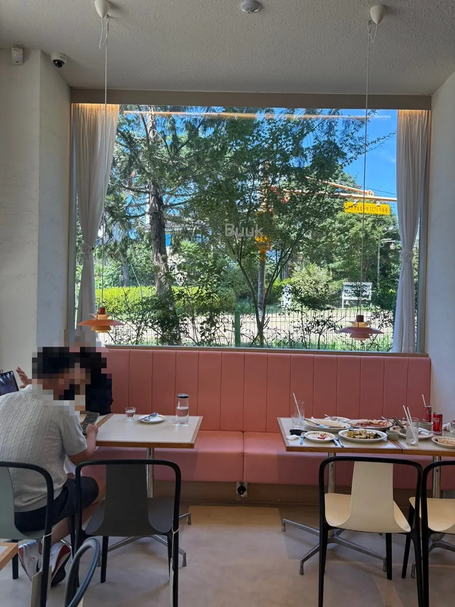 Window seats with green view at Bueokgan Suwan Branch