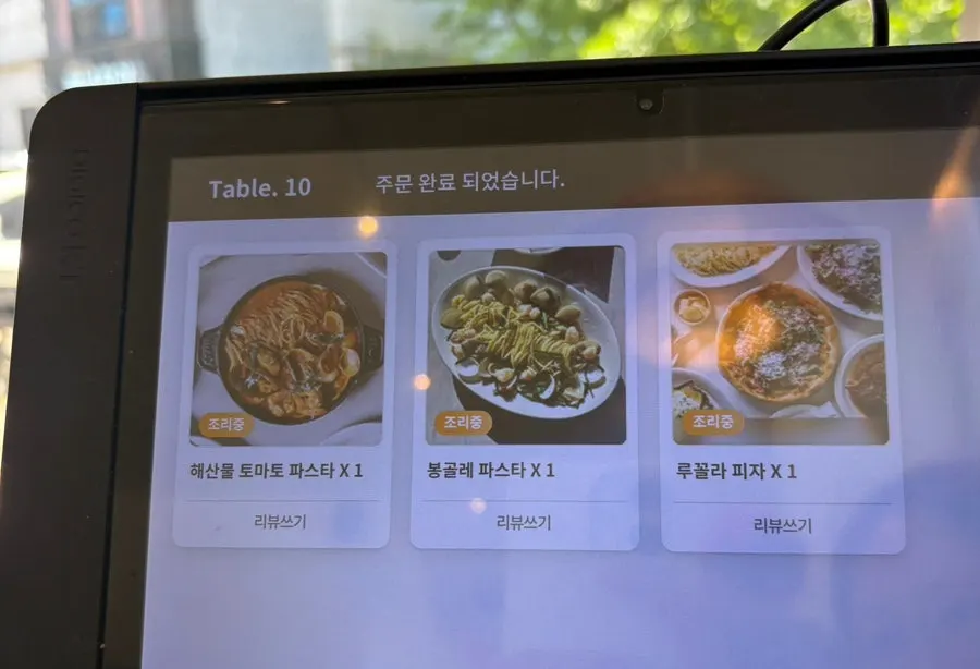 Table with rucola pizza and two types of pasta