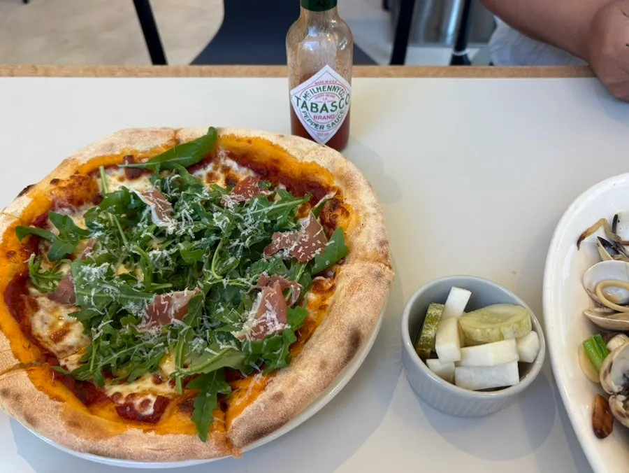 Bueokgan's rucola pizza topped with plenty of rucola