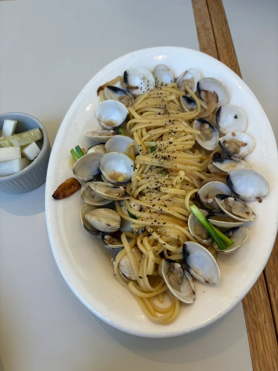 Bueokgan's vongole pasta with clams
