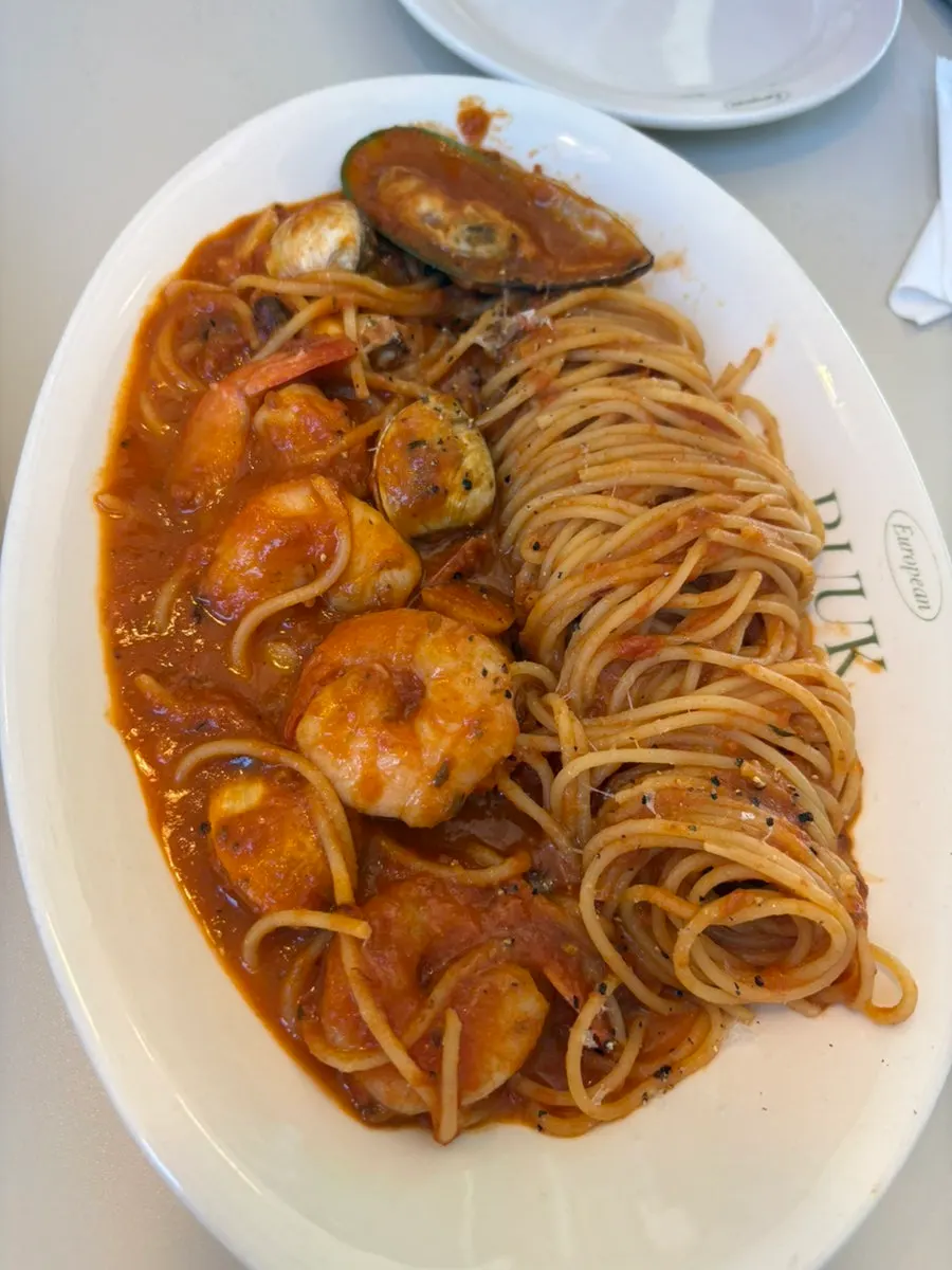 Bueokgan's seafood tomato pasta