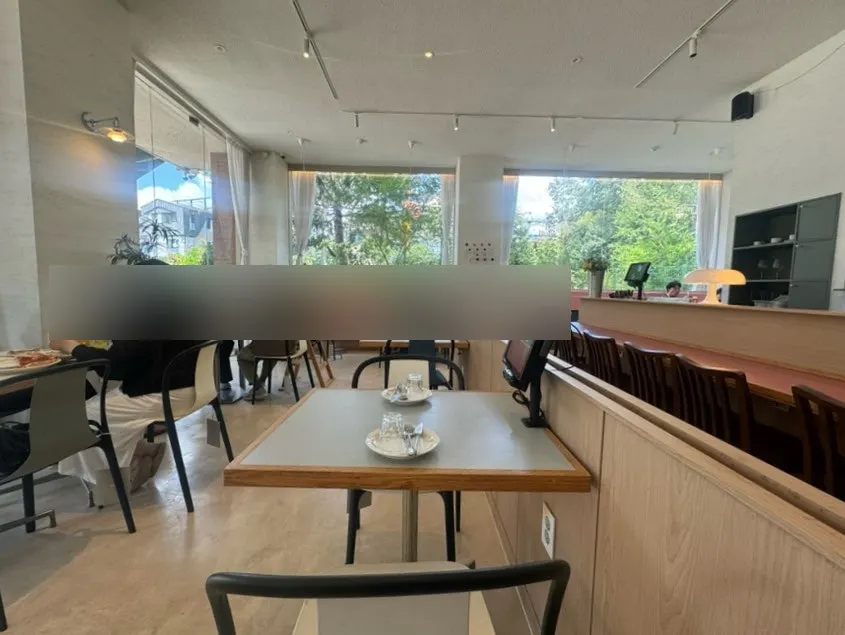 화이트톤에 그린 포인트가 섞인 부엌간 수완점 내부