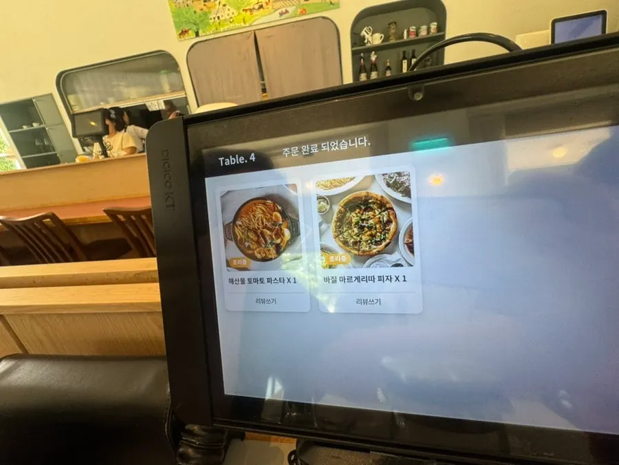 테이블에 놓인 토마토 파스타 한 접시