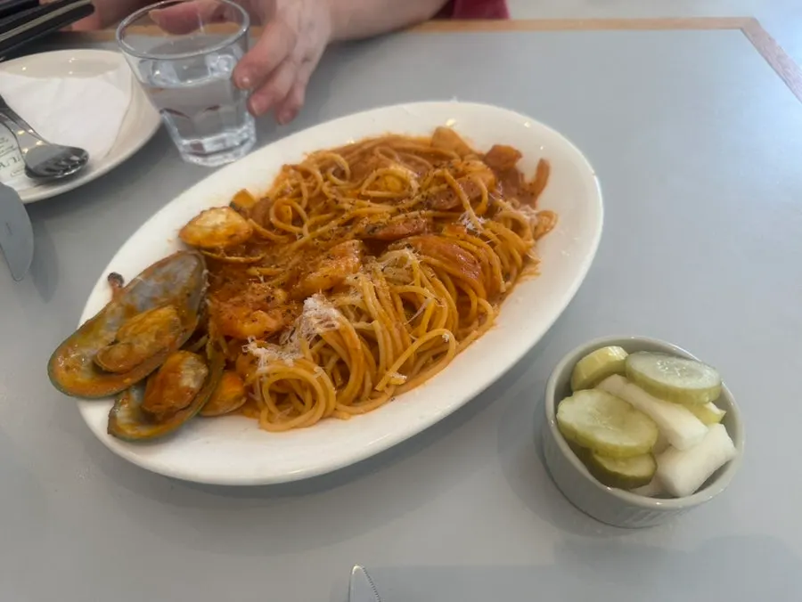 소스가 고루 배인 토마토 파스타 면