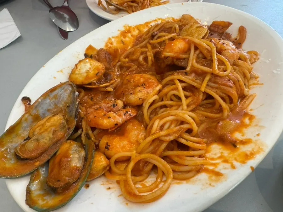 포크로 들어올린 알단테 토마토 파스타