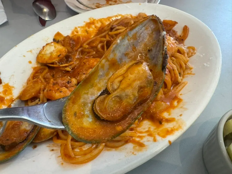 새콤달콤한 토마토소스 파스타 접시