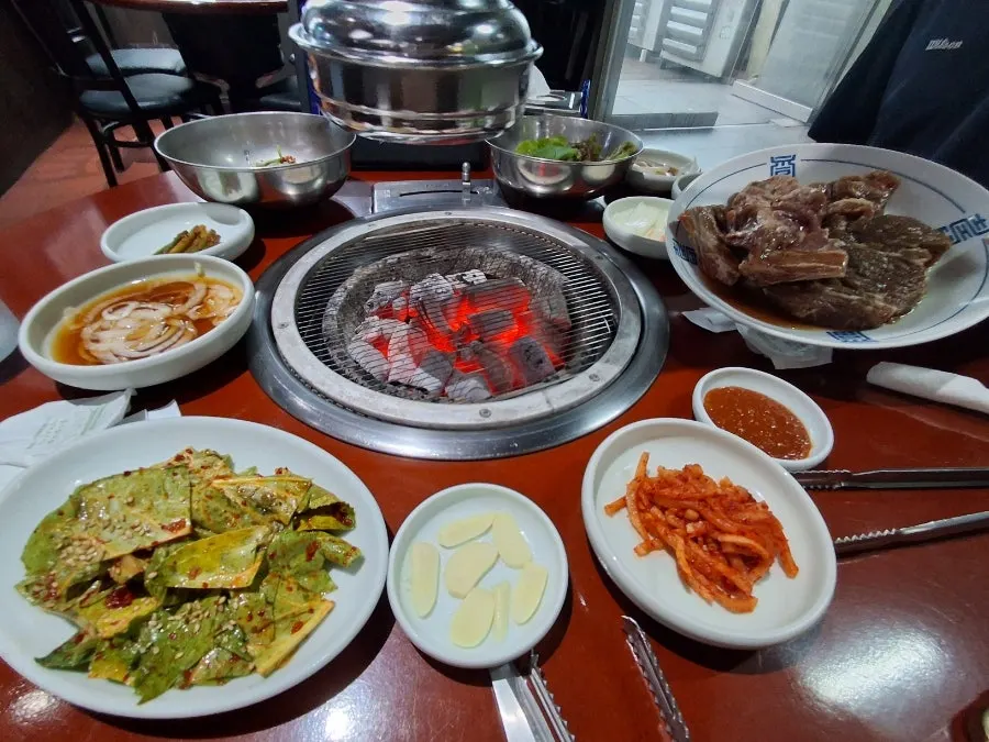 숯불과 함께 차려진 양념갈비 한상