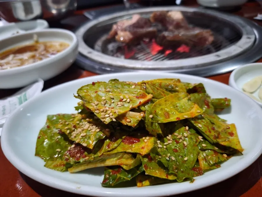 기본 찬과 된장찌개가 놓인 테이블