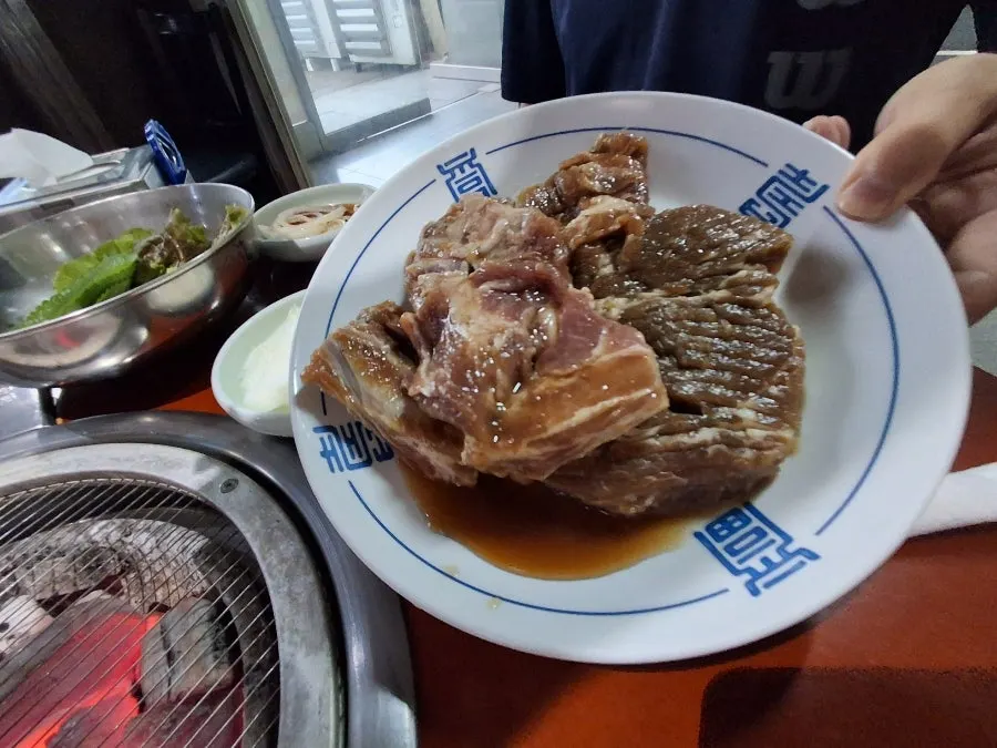 양념을 머금은 한돈 수제 양념갈비 생고기