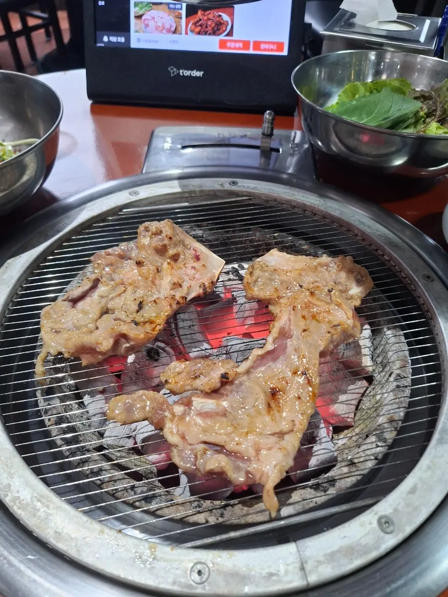 숯불 위에서 익어가는 수제 양념갈비