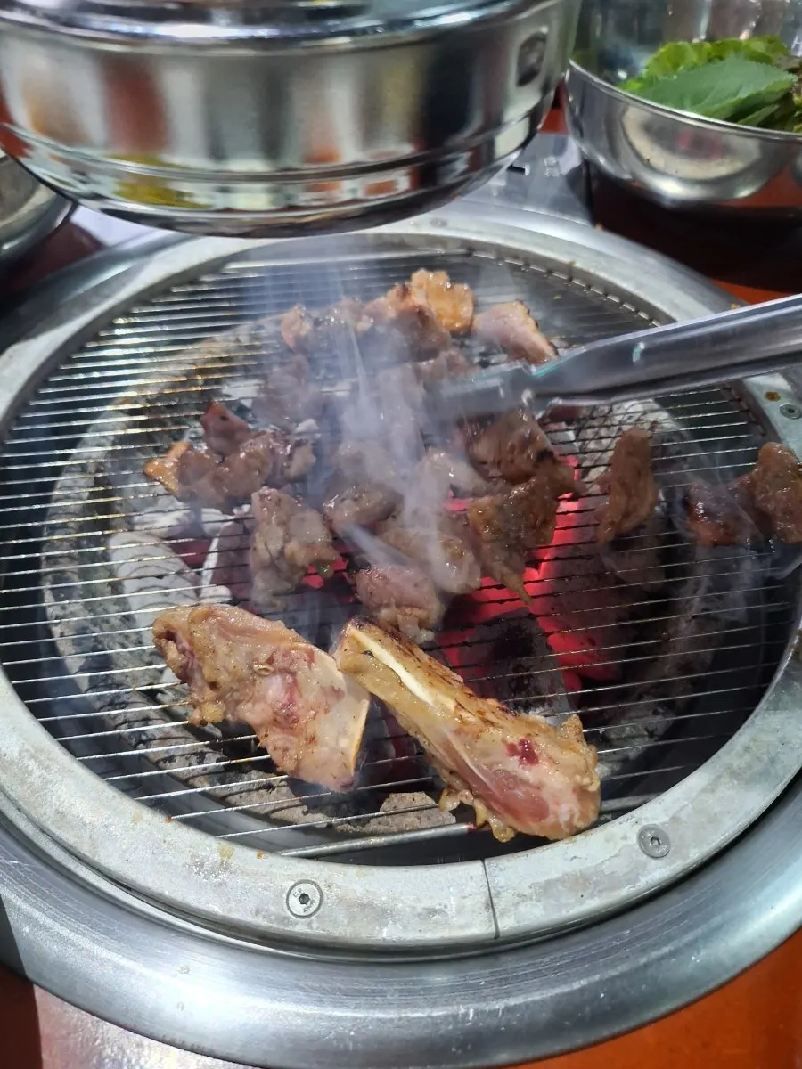 숯불 향을 머금고 익는 양념갈비