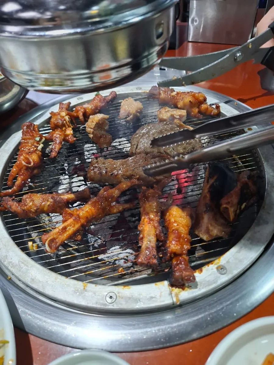 불판 위에서 익어가는 목살 갈비