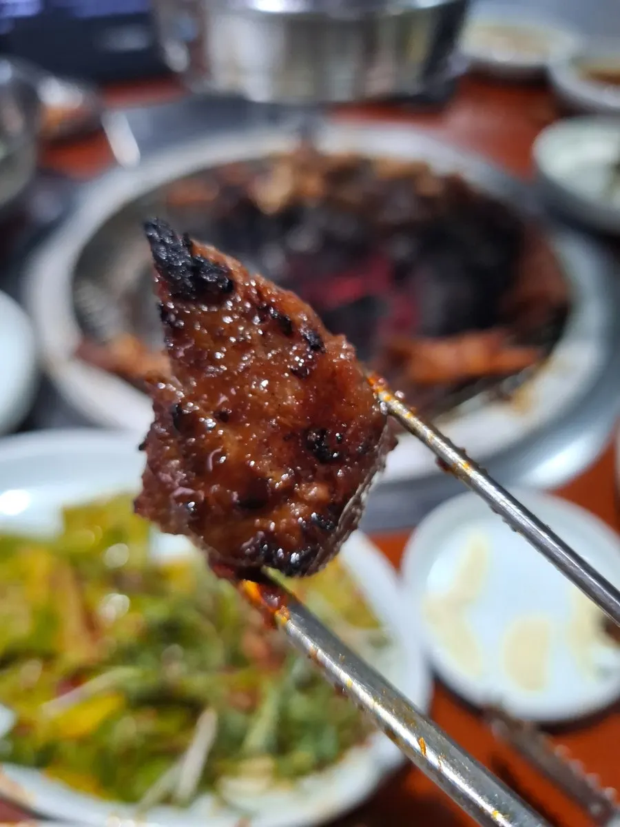 잘라서 구운 목살 갈비와 닭발